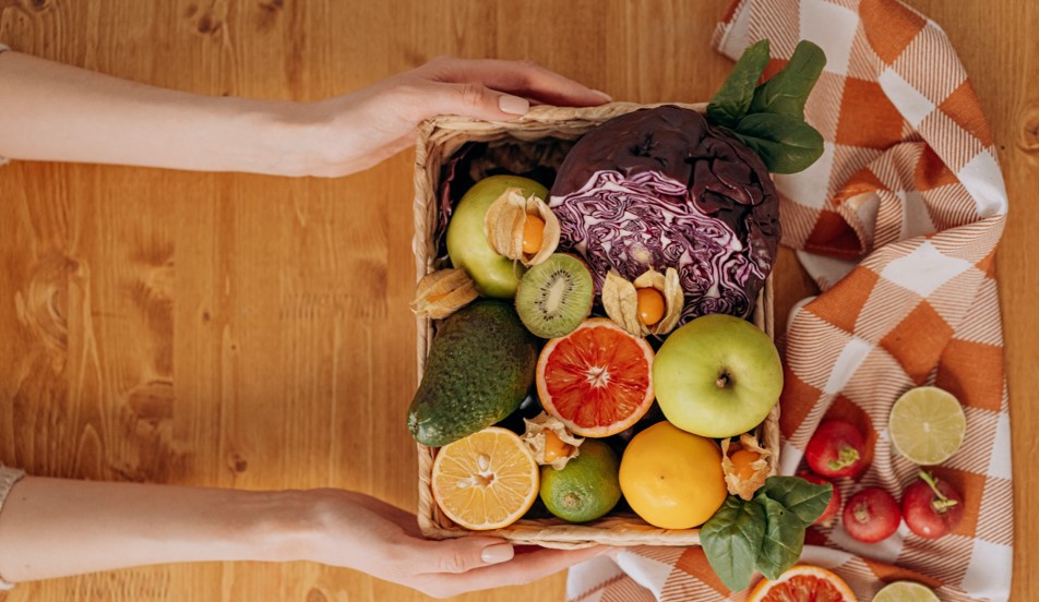Früchte und Gemüse auf einem Teller. Eine gesunde Ernährung unterstützt strahlende Haut