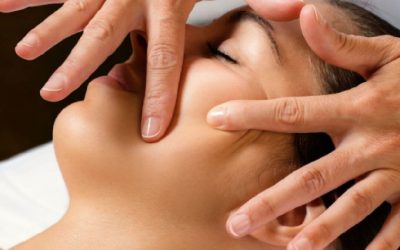 Gesicht und Kopfmassage