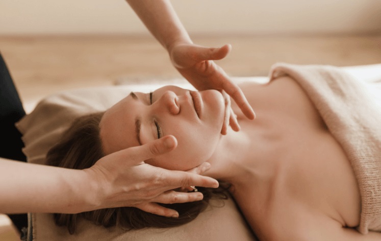 Lifting Massage im Gesicht: Die Kraft einer Intensiven Gesichtsmassage enthüllt