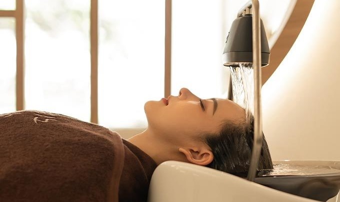 Frau entspannt während einer Japanischen Kopfhaut-Behandlung bei ZOI Concepts in Heidelberg & Schwäbisch Hall.