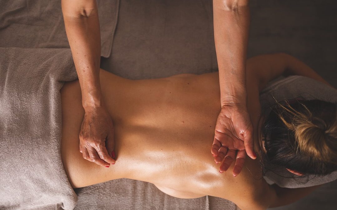 ZOI Signature Massage: Eine einzigartige Verbindung östlicher und westlicher Massagetechniken für ultimative Entspannung und Regeneration.