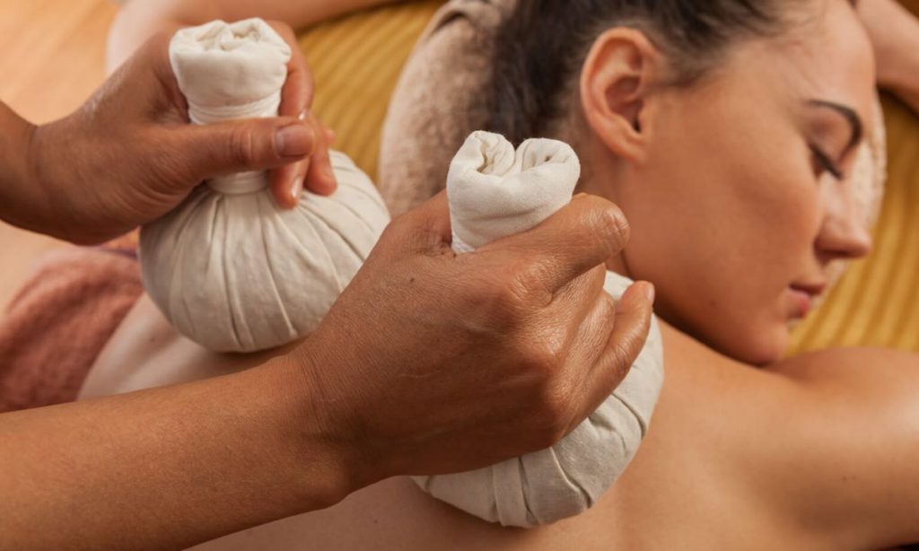 Herbal Stamp Treatment mit warmen Kräuterstempeln im ZOI Studio, entspannendes Ritual für Haut, Muskulatur und innere Balance.